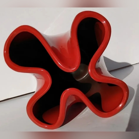 Vintage STRIKING SCARLET RED pinched vase art pottery ruffle ceramic black MCM - Picture 7 of 8